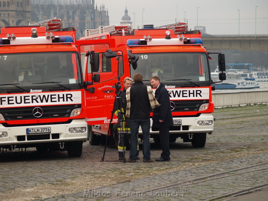 Neue LF`s fuer Koeln Uebergabe in Koeln Deutz an den Wachen  P073.JPG